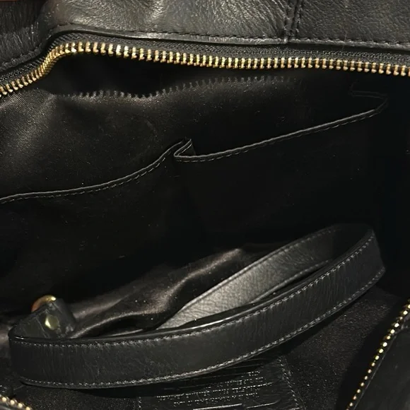 Elegant Black Leather Handbag - Picture 7 of 7